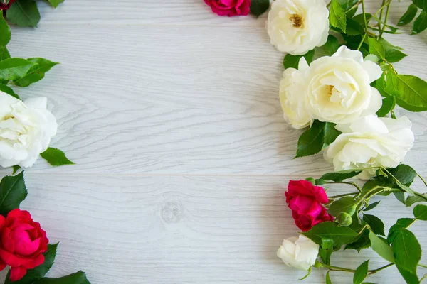 Mooie Achtergrond Van Veel Rode Rozen Een Licht Houten — Stockfoto