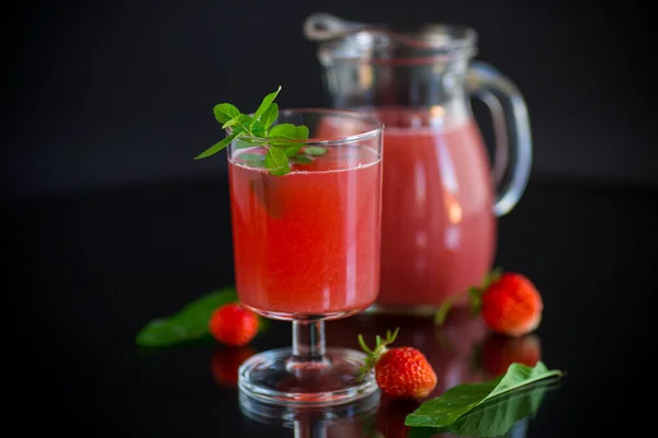 Koude Zomer Aardbei Kvass Met Munt Een Glas Geïsoleerd Zwarte — Stockfoto