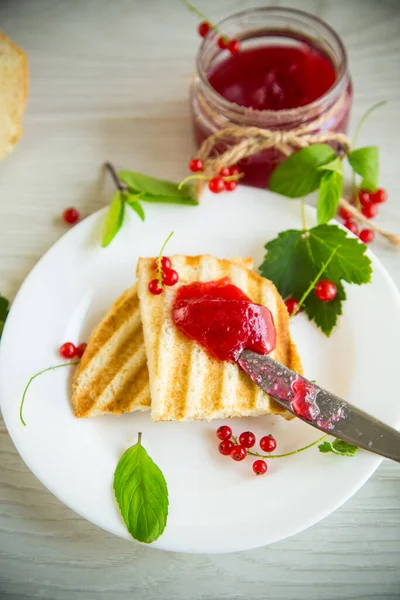 Fried Bread Croutons Breakfast Redcurrant Jam Plate Berries Wooden Table — Fotografia de Stock