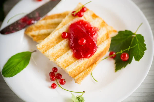 Fried Bread Croutons Breakfast Redcurrant Jam Plate Berries Wooden Table — Stock Photo, Image
