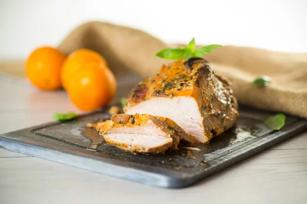 Carne Peru Lombo Assada Caseira Com Especiarias Uma Mesa Madeira — Fotografia de Stock