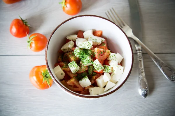 Taze Olgun Domates Salatası Mozzarella Ahşap Bir Masada Bir Kasede — Stok fotoğraf