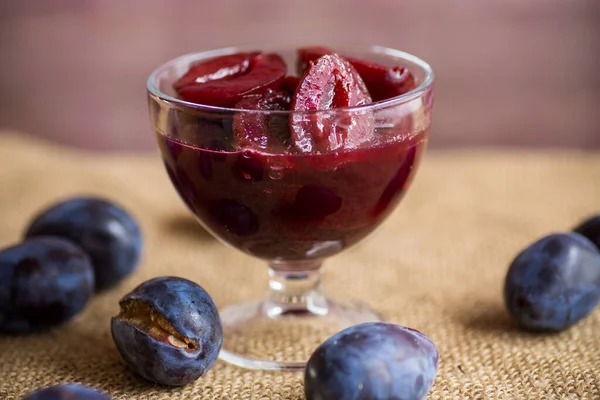 Prunes Douces Sirop Dans Bol Verre Sur Une Table Bois — Photo