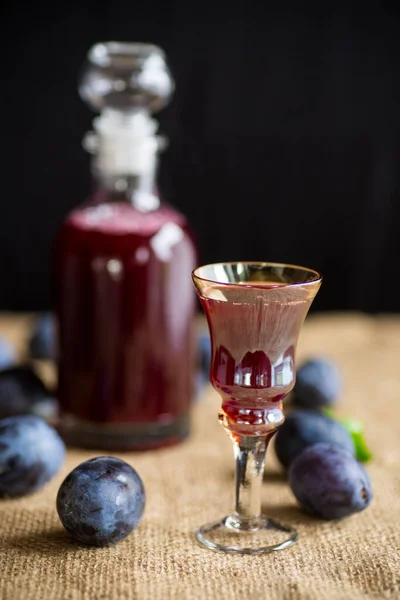 Vinho Tinto Ameixa Copo Decantador Contra Fundo Ameixas Grandes Maduras — Fotografia de Stock