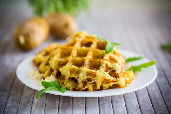 Gebratene Kartoffelwaffeln Mit Käse Einem Teller Auf Einem Hellen Holztisch — Stockfoto