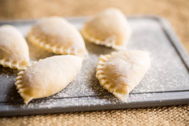 Çiğ köfte ve patates. Hamur köfteleri mutfak kesme tahtasında pişiyor..