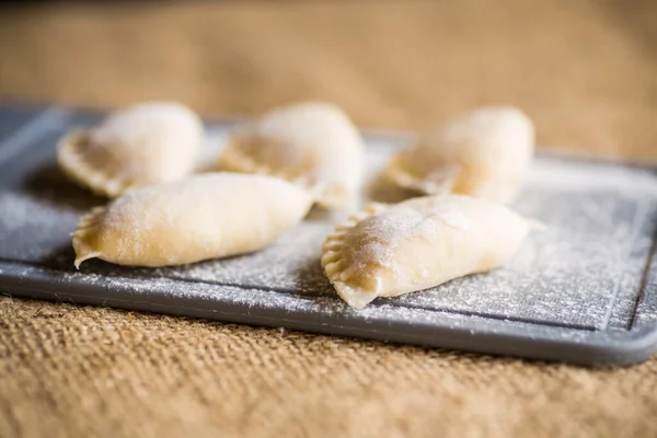 Albóndigas Crudas Con Patatas Dumplings Cocinando Una Tabla Cortar Cocina —  Fotos de Stock