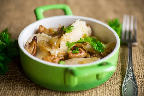 陶瓷盘中有洋葱和蘑菇的土豆饺子 — 图库照片