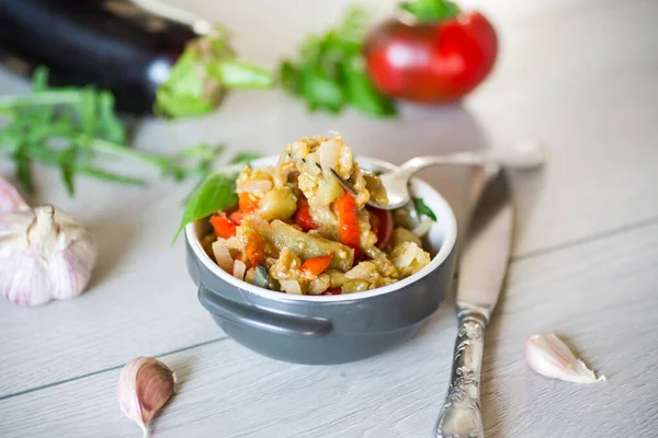 Berenjena Frita Salteada Con Otras Verduras Plato Sobre Una Mesa —  Fotos de Stock