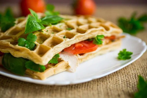 Sandwich Aus Zwei Omelettes Mit Speck Und Tomaten Waffelform — Stockfoto