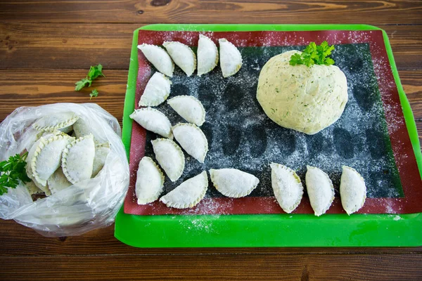 Albóndigas Masa Verde Cruda Con Perejil Eneldo Albóndigas Crudas Una —  Fotos de Stock