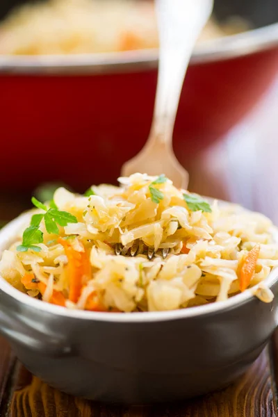 Braised Cabbage Carrots Onions Herbs Ceramic Bowl Wooden Table — Stock Photo, Image