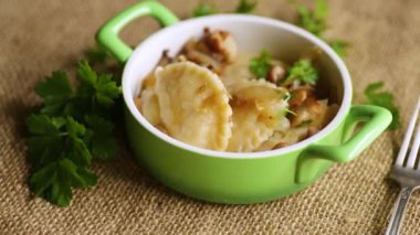 Seramik tabakta soğanlı ve mantarlı patates köftesi..