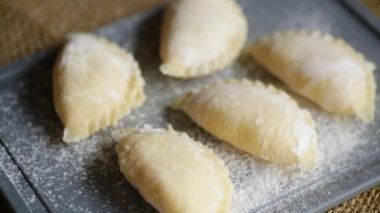 Çiğ köfte ve patates. Hamur köfteleri mutfak kesme tahtasında pişiyor..