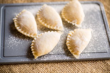 Çiğ köfte ve patates. Hamur köfteleri mutfak kesme tahtasında pişiyor..