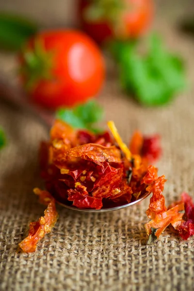 Kleine Stücke Getrockneter Tomaten Neben Frischen Tomaten Natürliche Hausgemachte Gewürze — Stockfoto