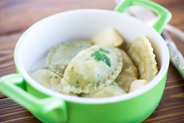 Főtt Gombóc Töltelékkel Tésztából Fűszerekkel Kerámialemezzel Stock Kép