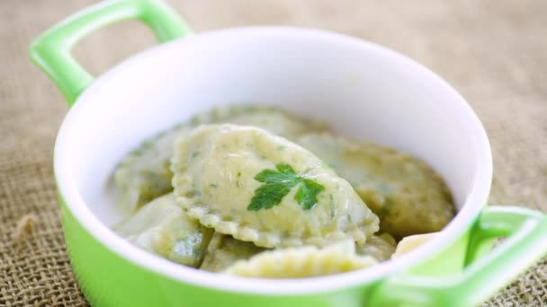 Albóndigas Hervidas Con Relleno Interior Masa Con Hierbas Plato Cerámica — Vídeos de Stock