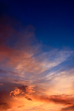 Gün batımında dramatik ışıkta altın bulutlar