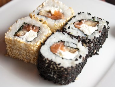 geleneksel taze Japon suşi rulo