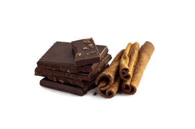 parça çikolatalı whis tarçın izole üzerinde beyaz sopa 