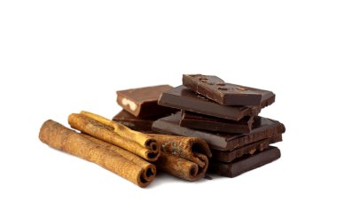 parça çikolatalı whis tarçın izole üzerinde beyaz sopa 