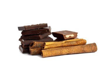 parça çikolatalı whis tarçın izole üzerinde beyaz sopa 