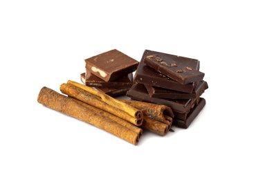 parça çikolatalı whis tarçın izole üzerinde beyaz sopa 