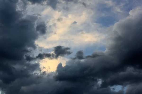 Tło ciemne chmury — Zdjęcie stockowe