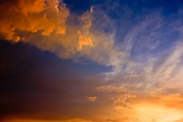Золоті хмари в драматичному світлі на заході сонця — стокове фото