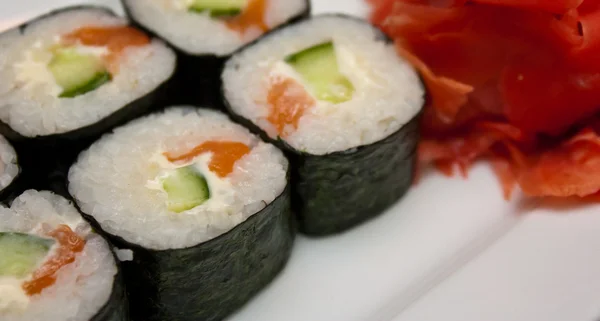 Traditionelle frische japanische Sushi-Rollen — Stockfoto