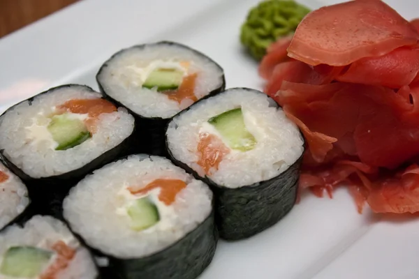 Traditionelle frische japanische Sushi-Rollen — Stockfoto