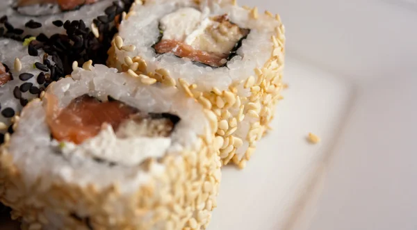 Rollos de sushi japoneses frescos tradicionales — Foto de Stock