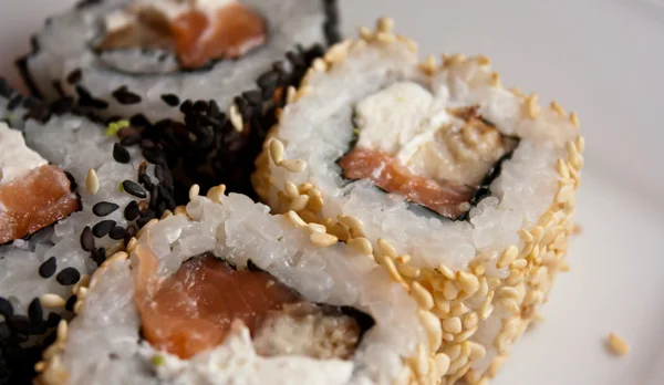 Rollos de sushi japoneses frescos tradicionales —  Fotos de Stock