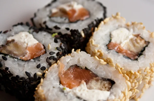 Rolos tradicionais de sushi japonês fresco — Fotografia de Stock