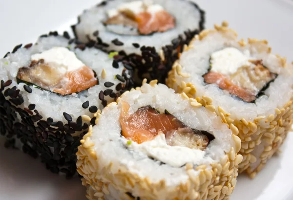 Rolos tradicionais de sushi japonês fresco — Fotografia de Stock