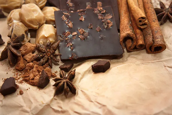 Deliciosos chocolates y especias — Foto de Stock