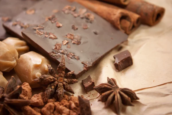 Deliciosos chocolates y especias — Foto de Stock