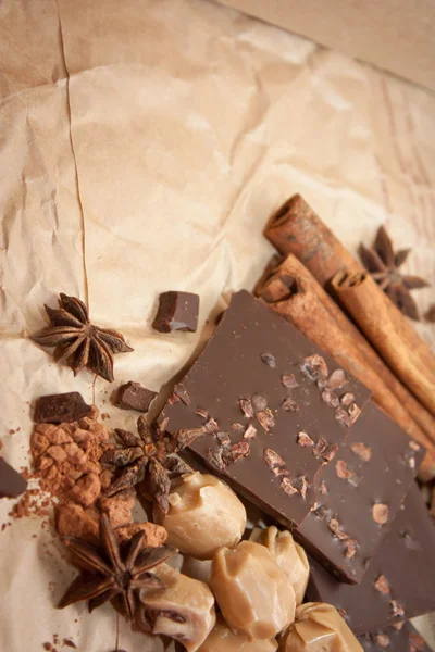 Lezzetli çikolata ve baharatlar — Stok fotoğraf