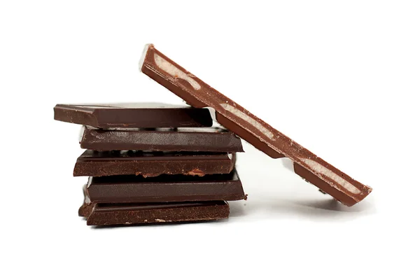 Bitar av choklad isolerade på vitt — Stockfoto