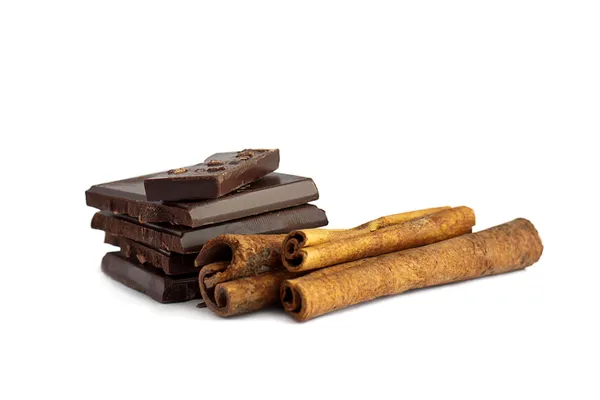 Trozos de chocolate whis bastón de canela aislado en blanco — Foto de Stock