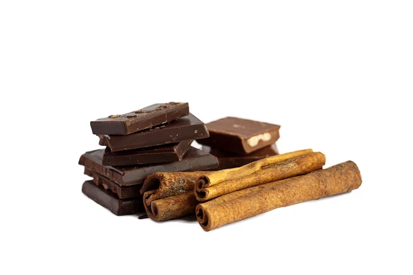 Bitar av choklad viskade kanel stick isolerade på vit — Stockfoto
