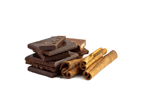 Bitar av choklad viskade kanel stick isolerade på vit — Stockfoto