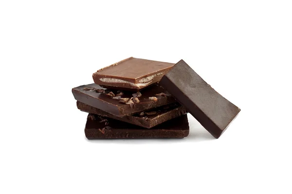 Bitar av choklad isolerade på vitt — Stockfoto