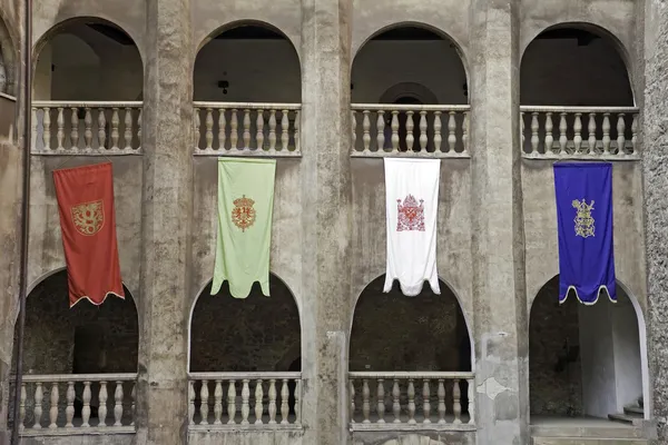 Drapeaux - ancien château en Roumanie — Photo