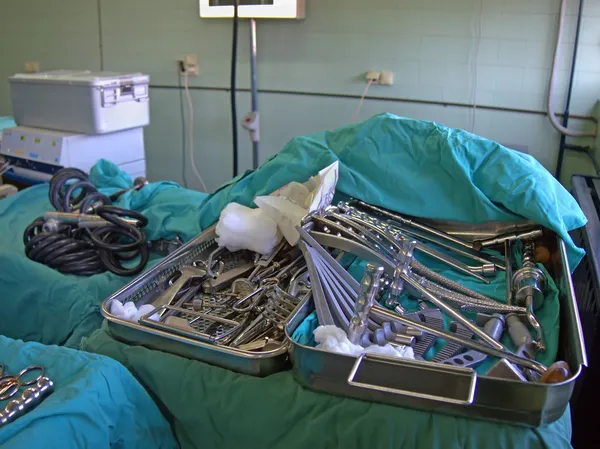 Instrumentos cirúrgicos em cirurgia — Fotografia de Stock