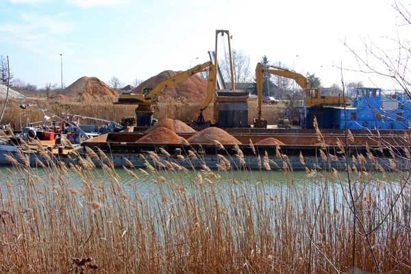 Puerto fluvial para la carga de materiales de construcción —  Fotos de Stock