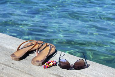 Flip-flop, güneş gözlüğü ve bilezik