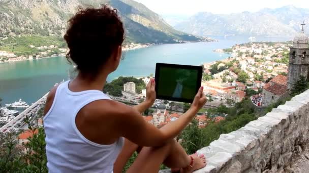 Chica con tableta de ordenador con pantalla limpia — Vídeos de Stock