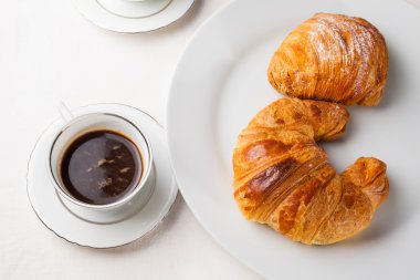 Kruvasan ve sfogliatella (tipik Napoli sw ile kahve serrved
